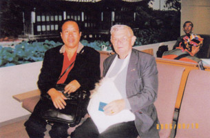 漁夫與輔仁大學教授(匈牙利籍)在漢城機場合影