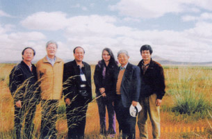 台灣詩人參加第26屆世界詩人大會,全體組員在蒙古草原上合影
