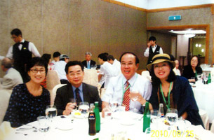 開幕午宴中,四位詩友合影(左起:金娥浪、筆者、王吉隆、李昌源妻)