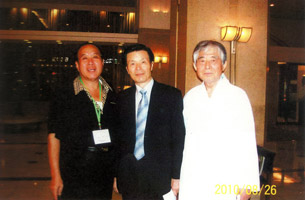 韓國中央蔡氏宗親會蔡洙道事務局長(中)與筆者相會於酒店大廳