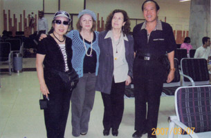 與韓國詩人金佑順女士(左一)匈牙利詩人(左二)及法國女詩人巴黎斯女士(左三)在機場合影留念